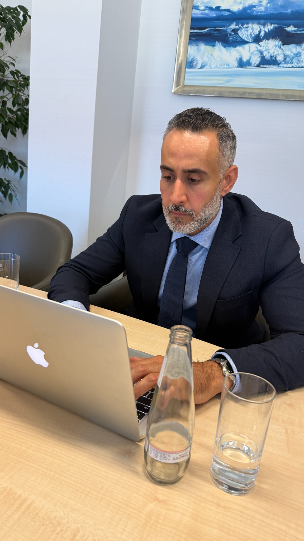 Abed Zeaiter bei der Arbeit am Laptop